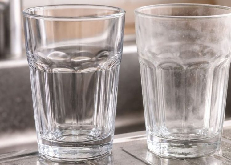 Bulanık su bardaklarını yeniden parlatan pratik ve doğal yöntem paylaşıldı