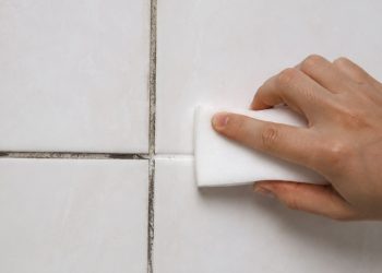 Fayans derzlerindeki siyah lekeleri yok eden etkili yöntem paylaşıldı