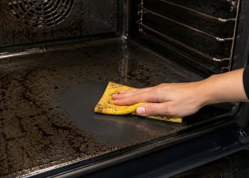 Fırında biriken yanmış yağları söken doğal karışım ortaya çıktı